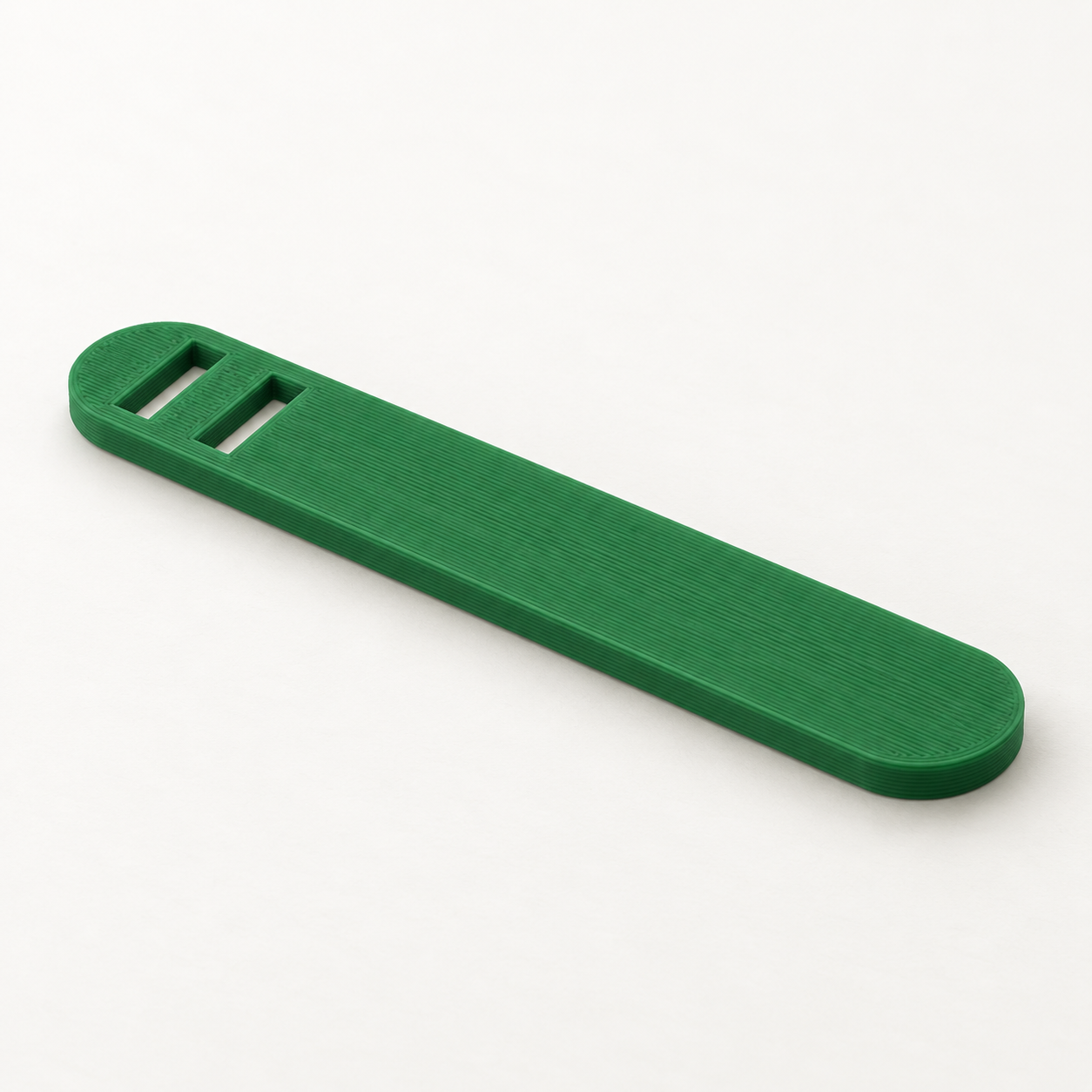 Gummiband-Einziehnadel mit zwei Schlitzen nach Maß – grün. KI-Visualisierung der Standardmaße.