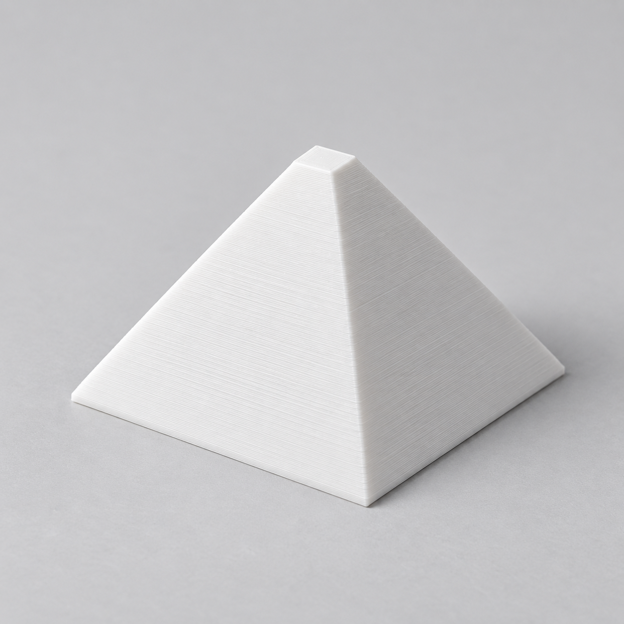 Lackierpyramide nach Maß mit flacher Spitze – weiß. KI-Visualisierung der Standardmaße.
