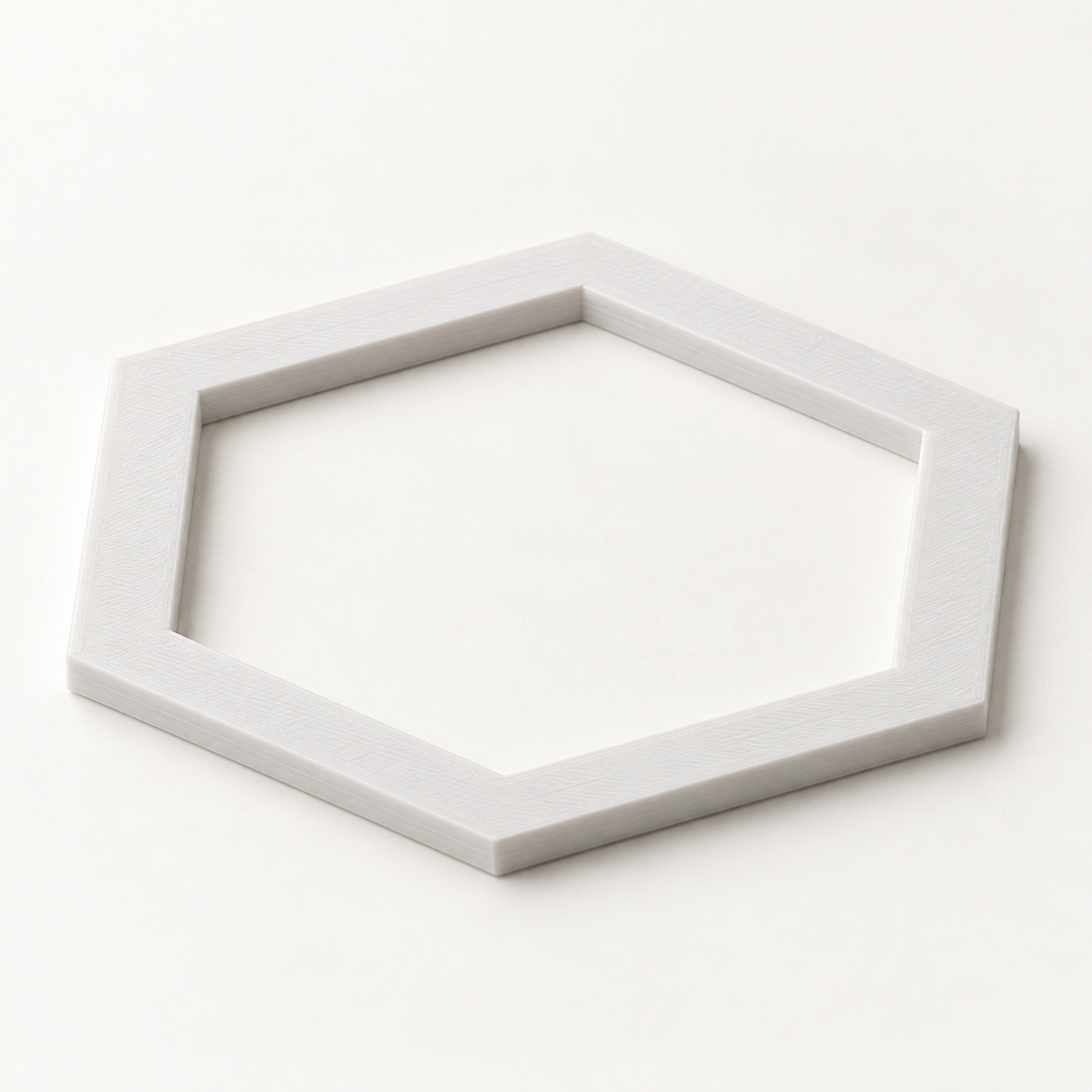 Hexagon-Patchworkschablone mit eigener Nahtzugabe – weiß. KI-Visualisierung der Standardmaße.