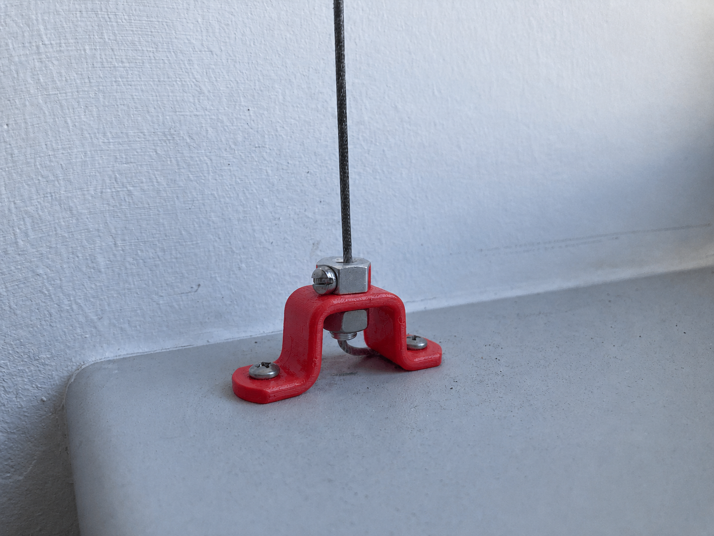 Parametrischer U-/Omega-Halter mit Montagefüßen