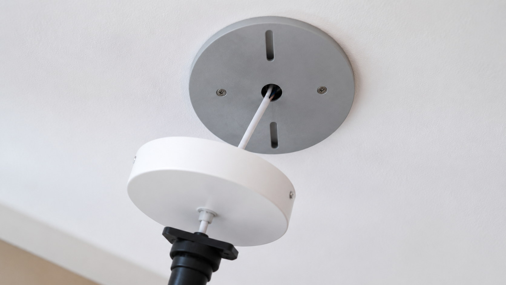 Bohrlöcher der neuen Deckenlampe passen nicht? So hilft eine Adapterplatte nach Maß