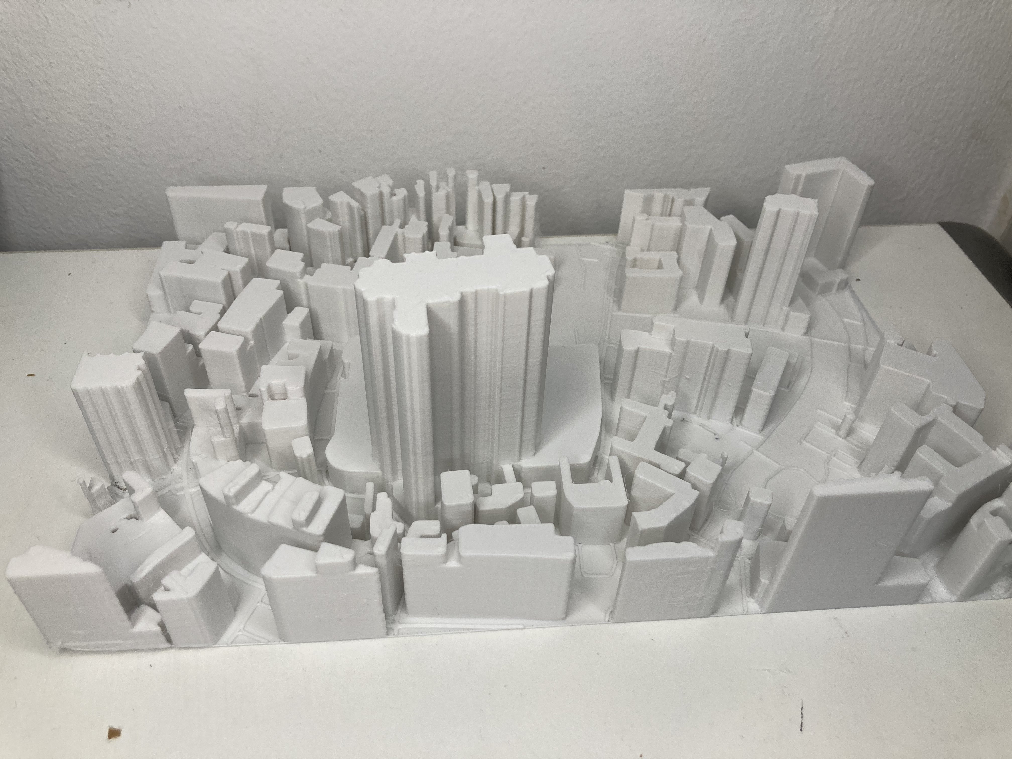 3D-Druck eines Stadtmodells: Drucker in Aktion mit feinen Schichten