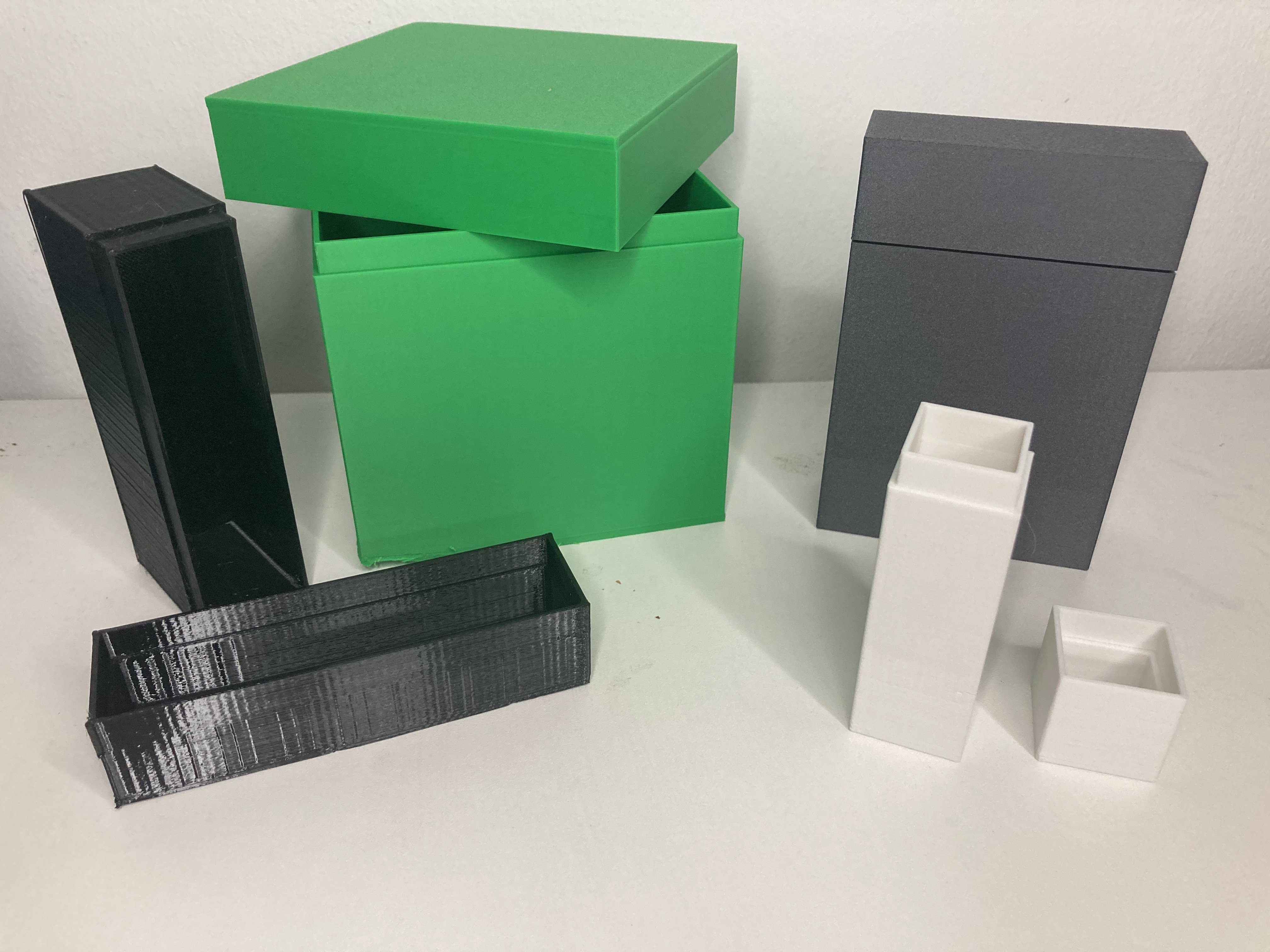 3D-gedruckte Boxen mit Deckel und Lippe in unterschiedlichen Größen