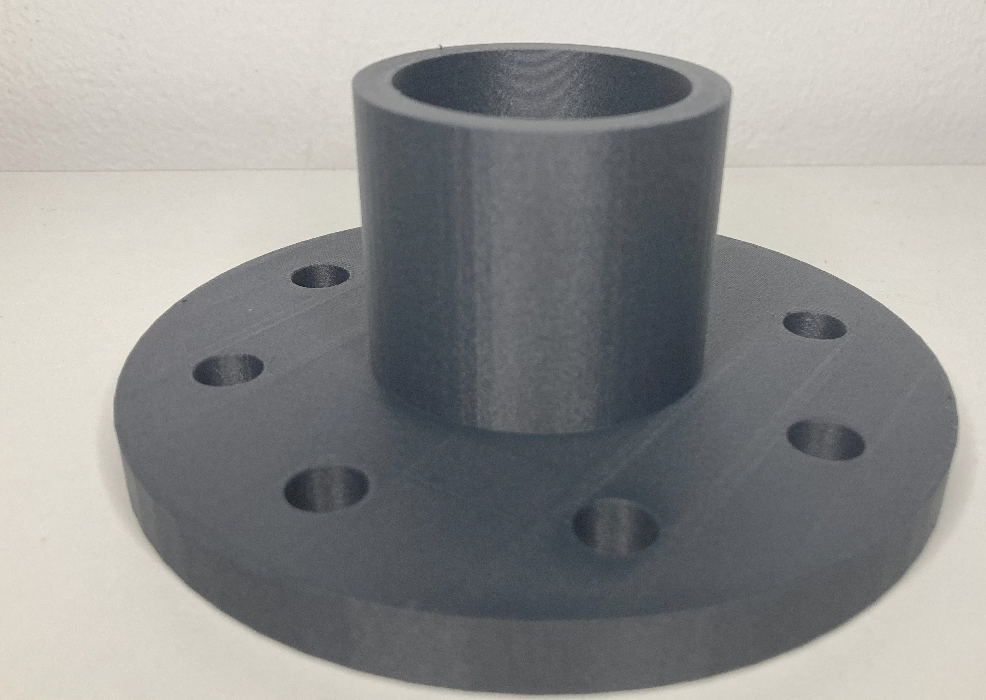 Detail des Bohrbilds: gleichmäßig verteilter Lochkreis eines 3D-gedruckten Flansches