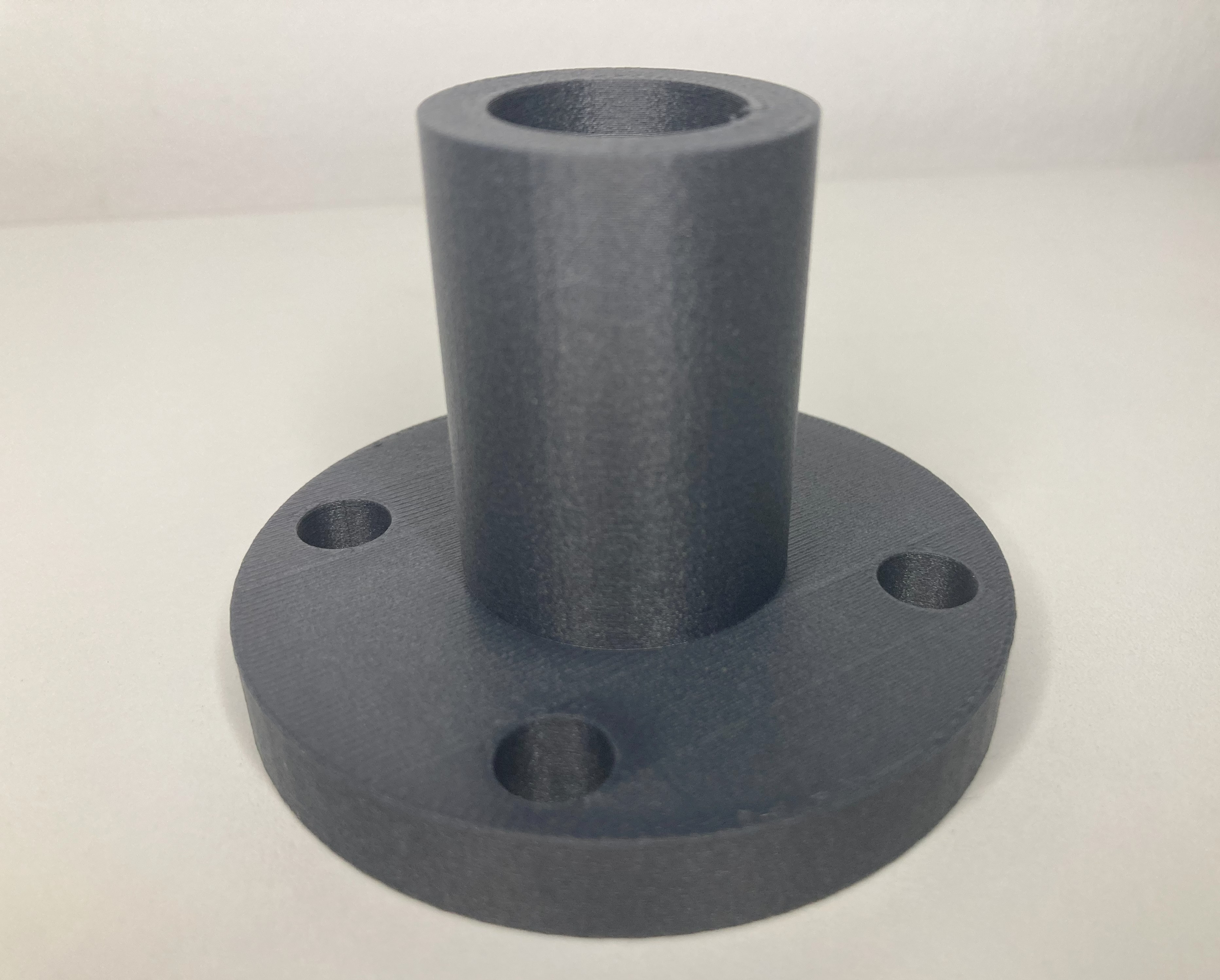 Montage eines 3D-gedruckten Flansches mit Dichtung und Schrauben