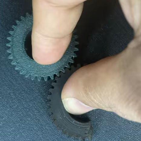 Defektes Zahnrad einer alten Nähmaschine und passender Ersatz