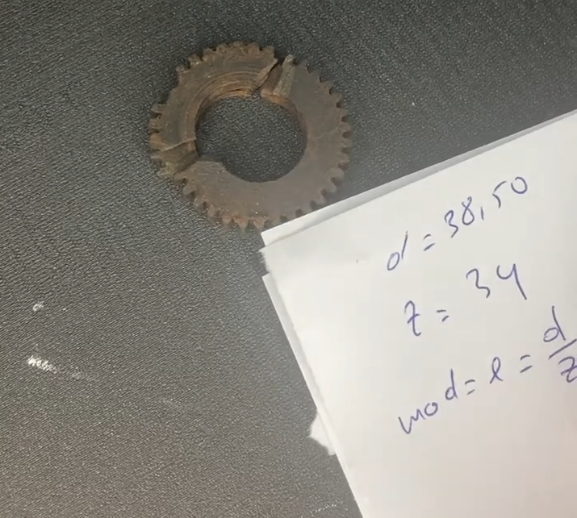 Zahnrad vermessen mit Schieblehre zur Bestimmung von Außendurchmesser, Zahnzahl, Breite und Modul